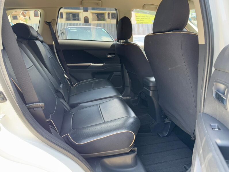 
								Mitsubishi Outlander full									