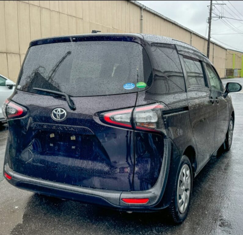 
								Toyota Sienta full									