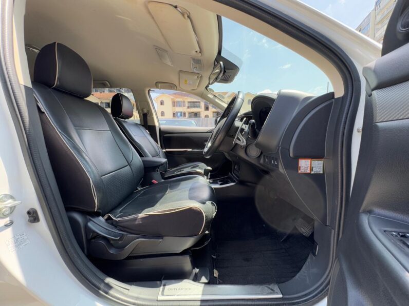 
								Mitsubishi Outlander full									