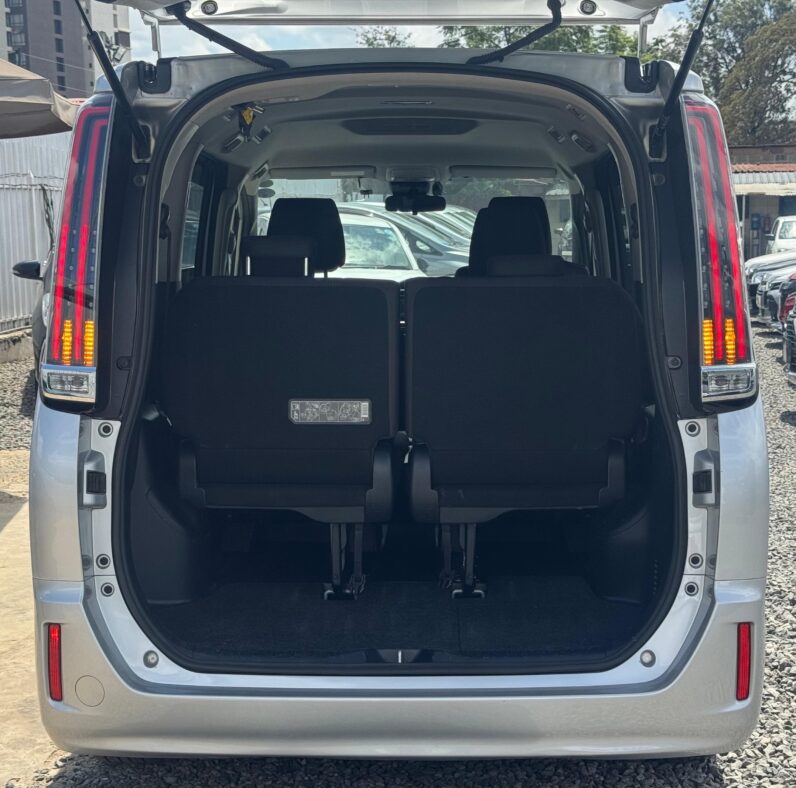 
								Toyota Noah full									