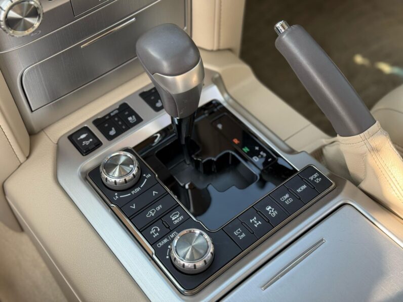 
								Toyota land cruiser Lc200 ZX full									