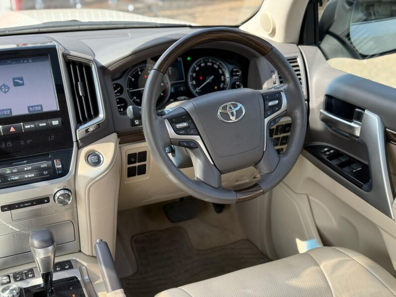 
								Toyota land cruiser Lc200 ZX full									