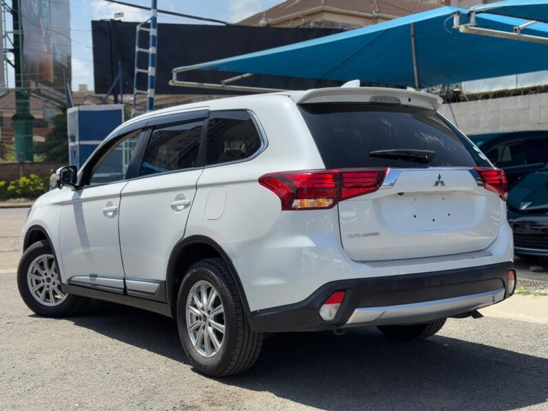 
								Mitsubishi Outlander full									