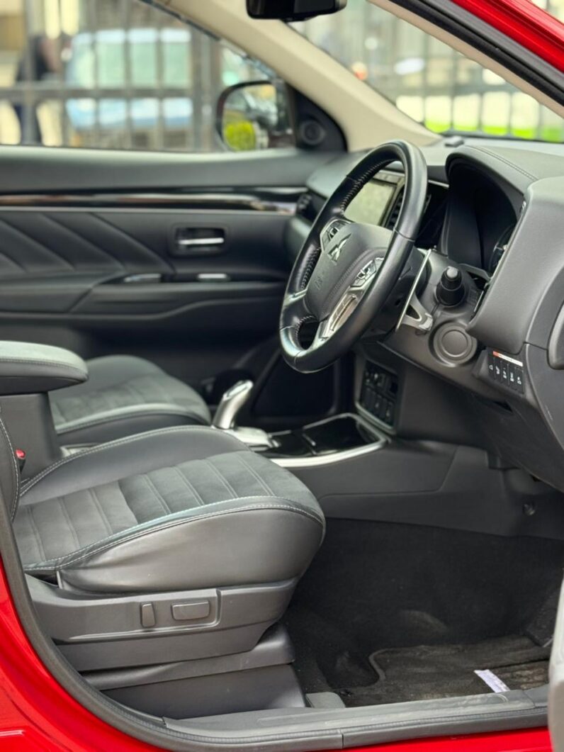 
								Mitsubishi Outlander PHEV full									