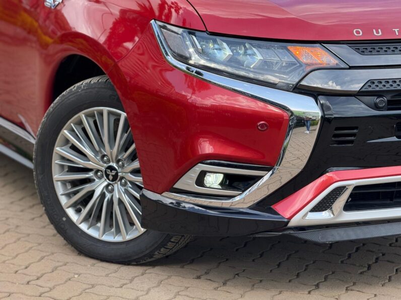 
								Mitsubishi Outlander PHEV full									