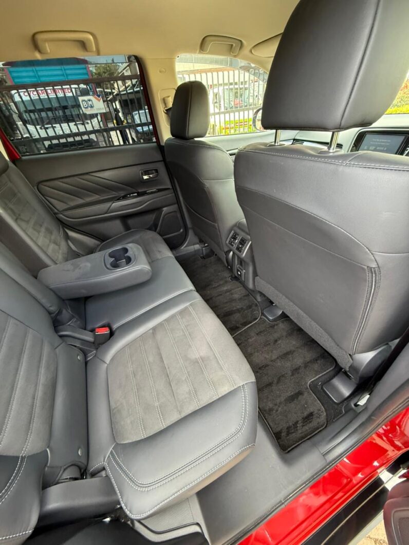 
								Mitsubishi Outlander PHEV full									