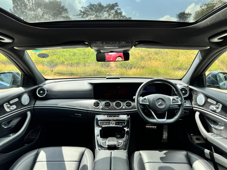 
								Mercedes Benz E200 full									