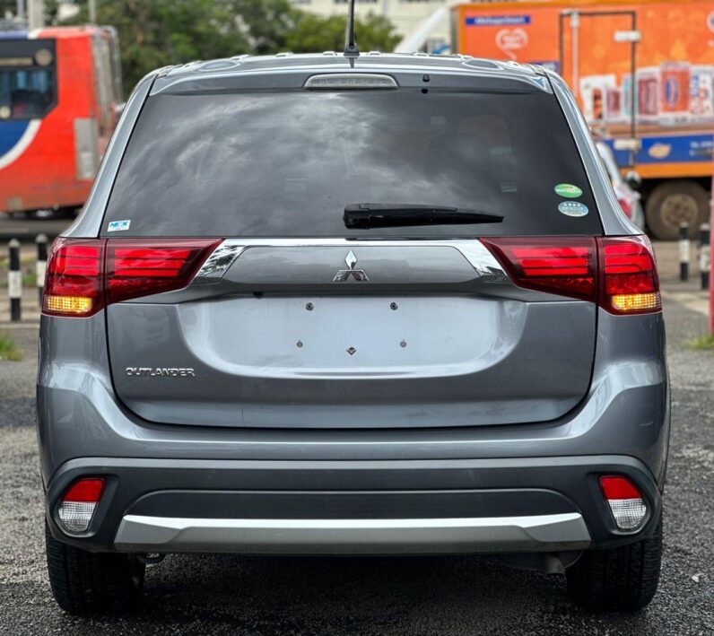 
								Mitsubishi Outlander full									
