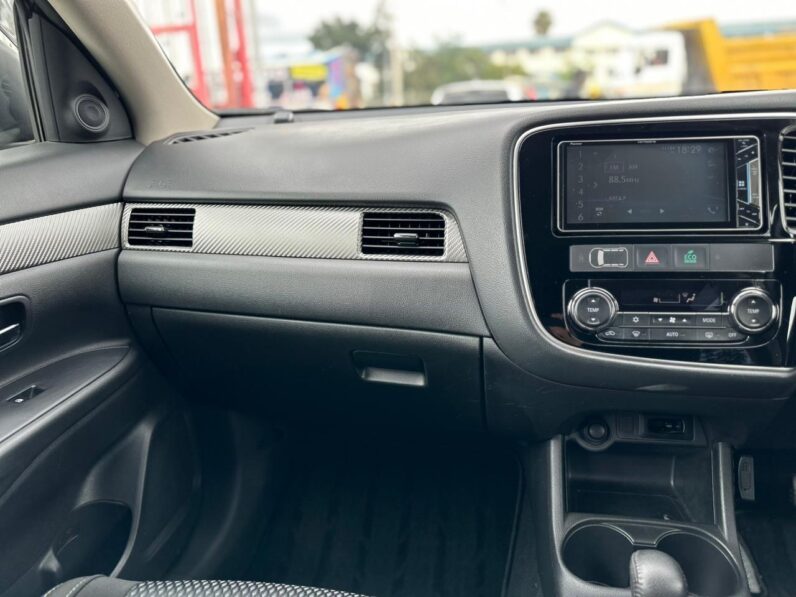 
								Mitsubishi Outlander full									