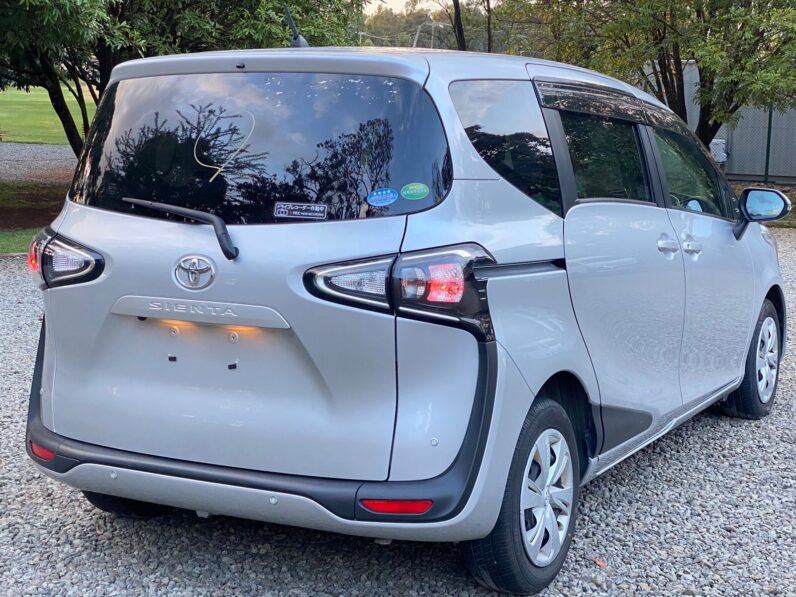 
								Toyota Sienta full									