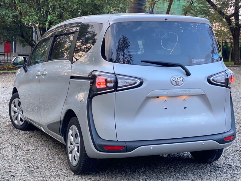 
								Toyota Sienta full									