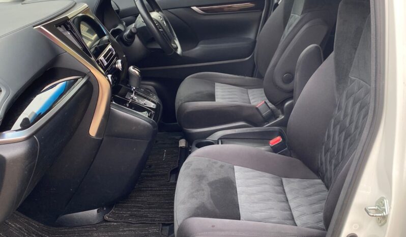 
								Toyota Alphard. full									