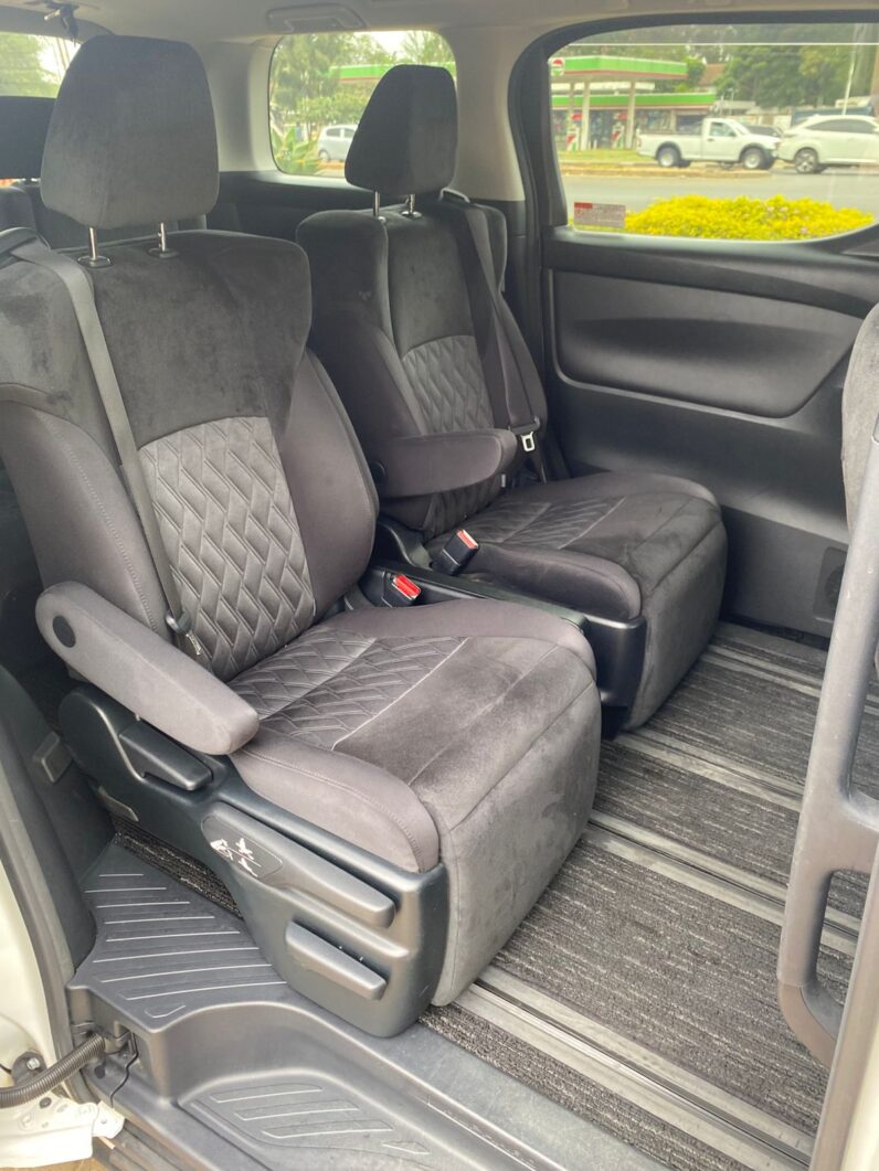 
								Toyota Alphard. full									