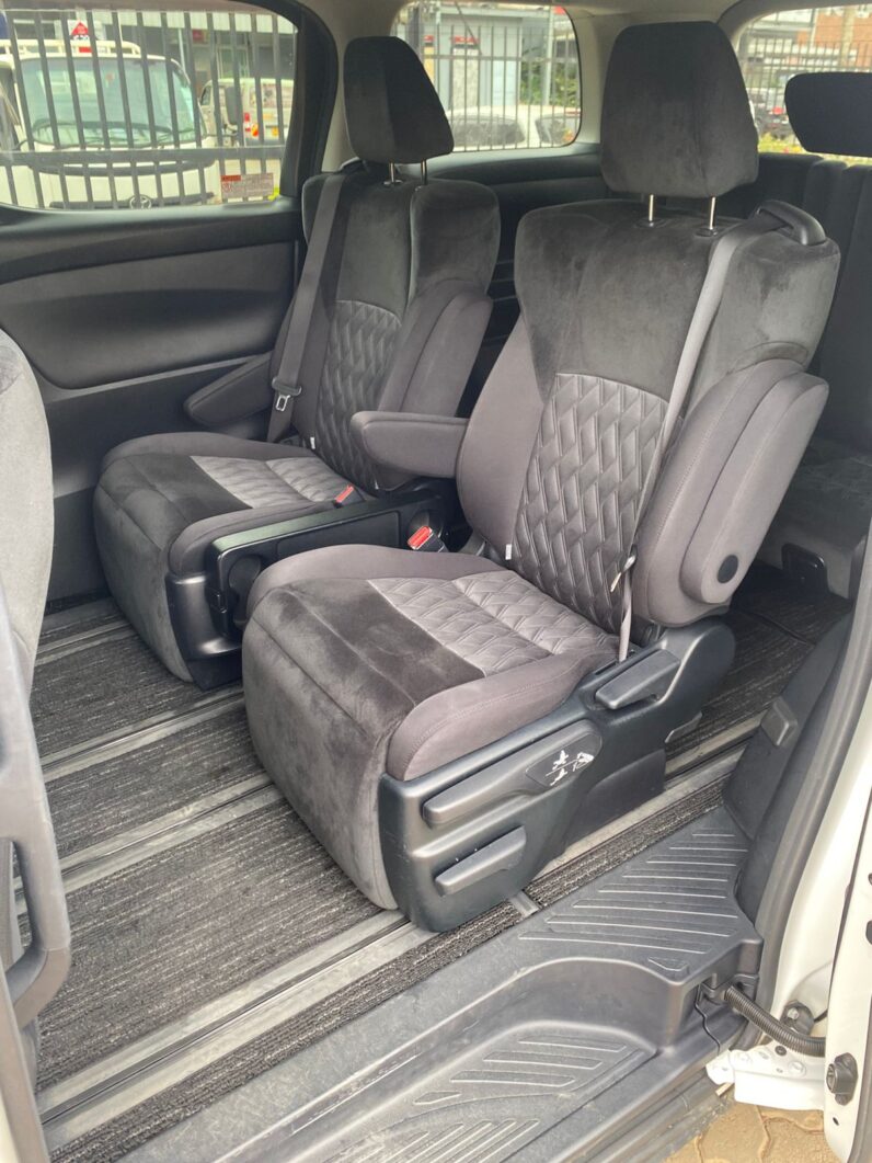 
								Toyota Alphard. full									