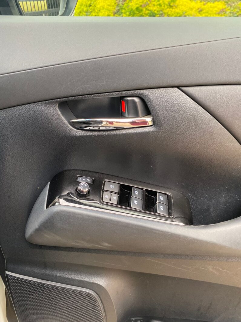 
								Toyota Alphard. full									