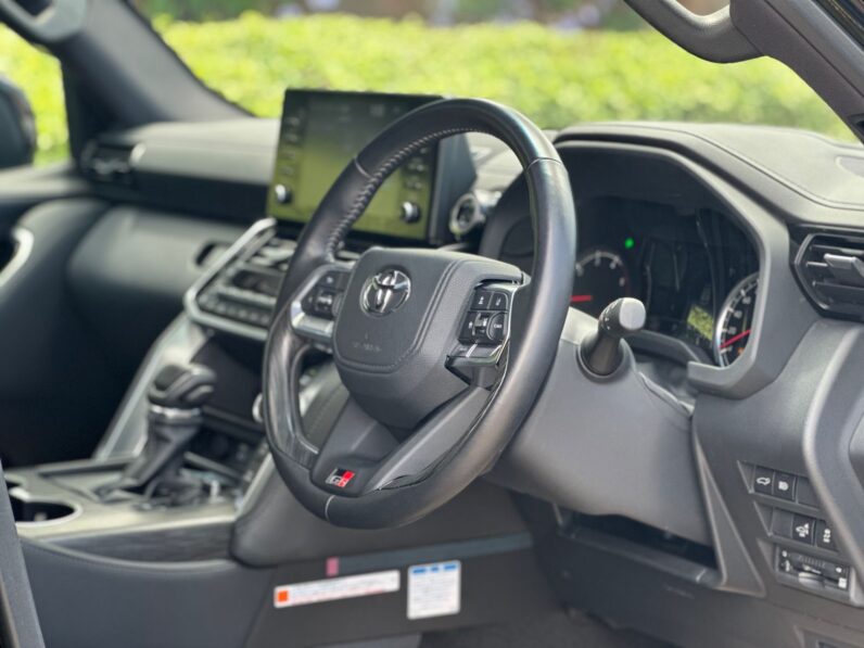 
								Toyota Land cruiser LC300 GR full									