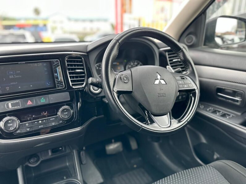 
								Mitsubishi Outlander full									