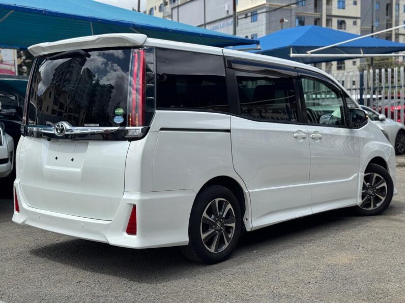 
								Toyota Noah full									