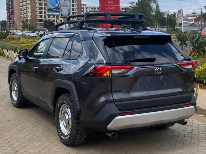 
								Toyota RAV4 full									