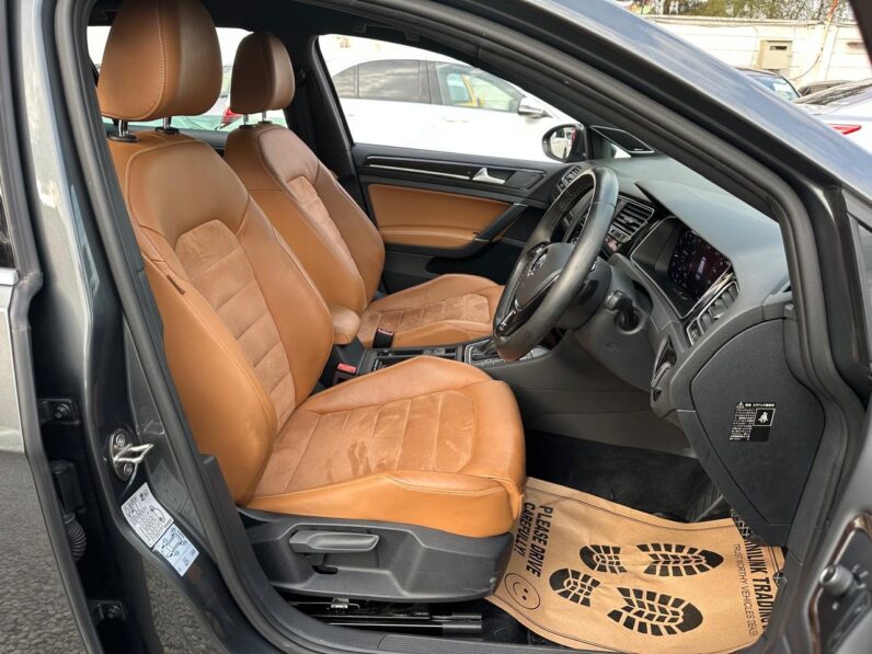 
								Volkswagen Golf full									