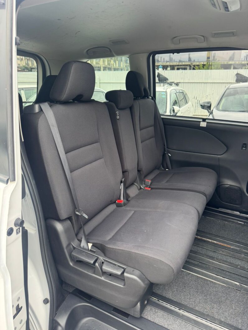 
								Nissan Serena full									