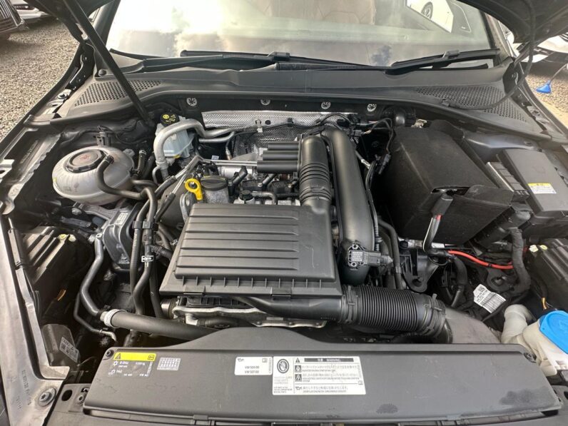 
								Volkswagen Golf full									