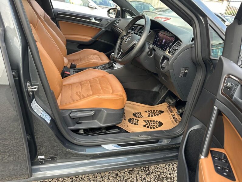 
								Volkswagen Golf full									