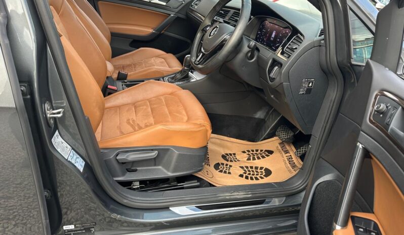 
								Volkswagen Golf full									