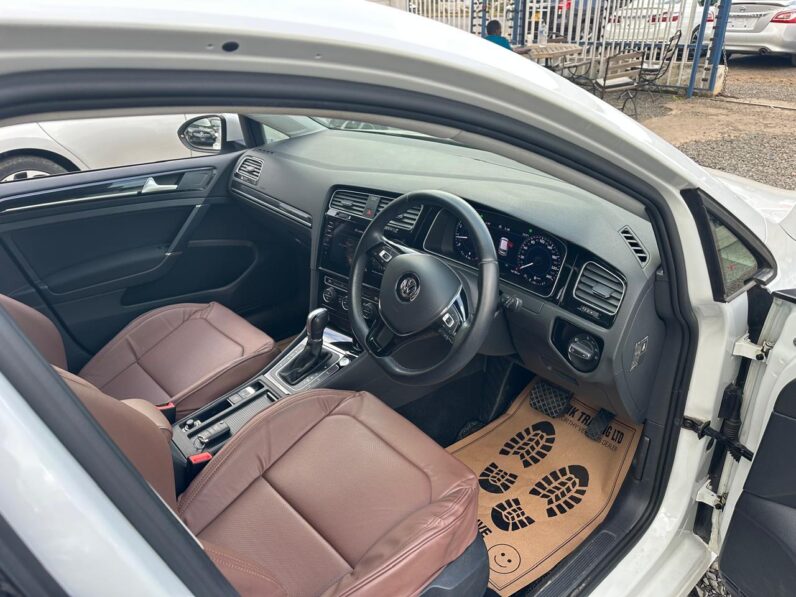 
								Voxwagen Golf TSI full									