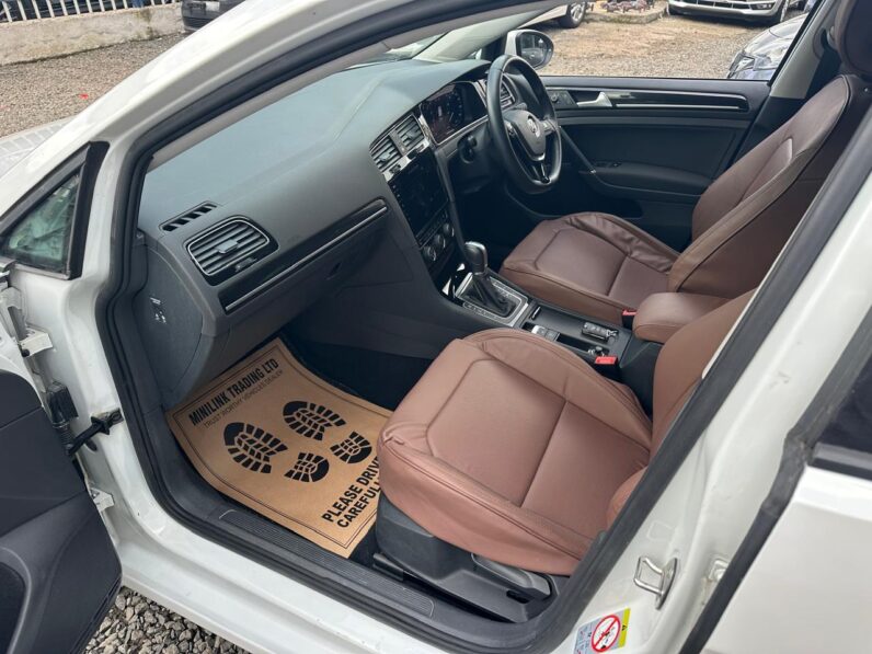 
								Voxwagen Golf TSI full									