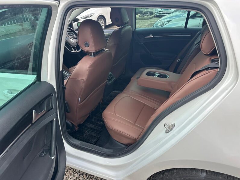 
								Voxwagen Golf TSI full									