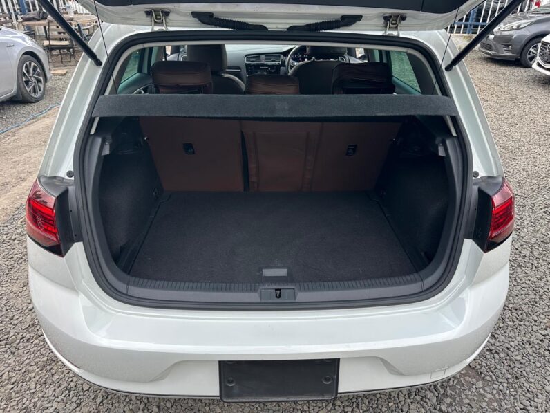 
								Voxwagen Golf TSI full									