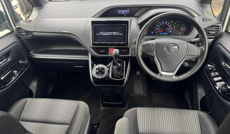 
								Toyota Voxy full									
