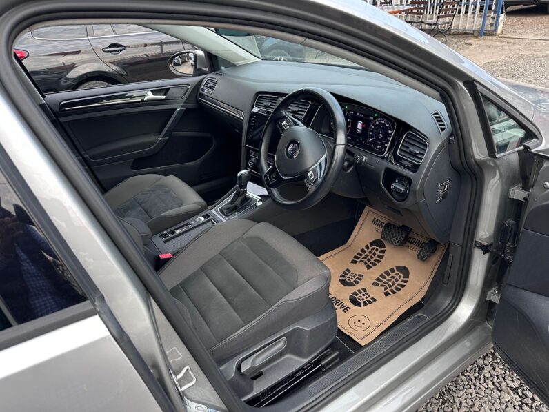 
								Volkswagen Golf Tsi full									