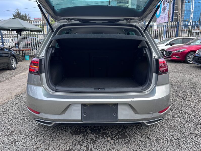 
								Volkswagen Golf Tsi full									