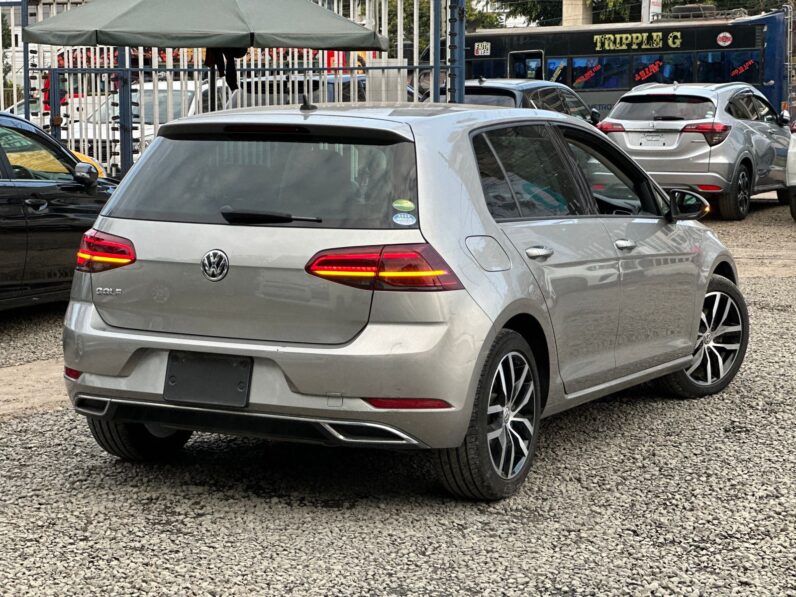 
								Volkswagen Golf Tsi full									
