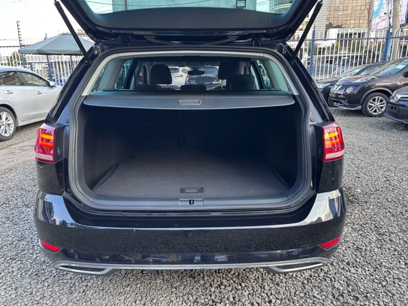 
								Volkswagen Golf Variant TSI full									