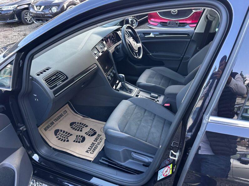 
								Volkswagen Golf Variant TSI full									