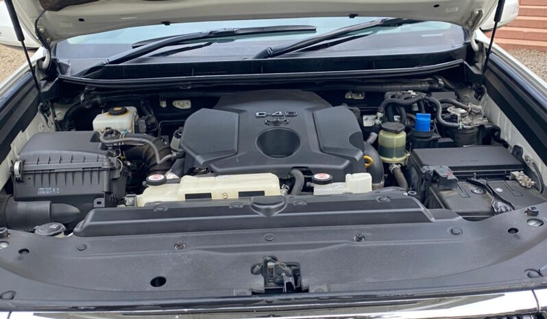 
								Toyota Land Cruiser Prado TX full									