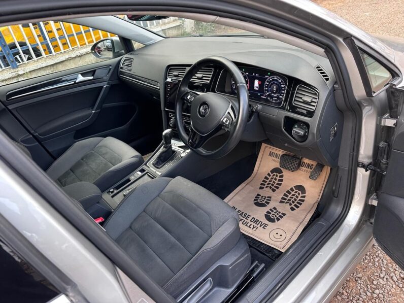 
								Volkswagen Golf full									