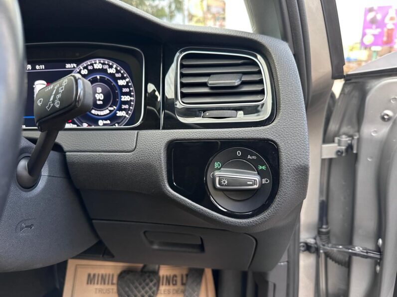 
								Volkswagen Golf full									