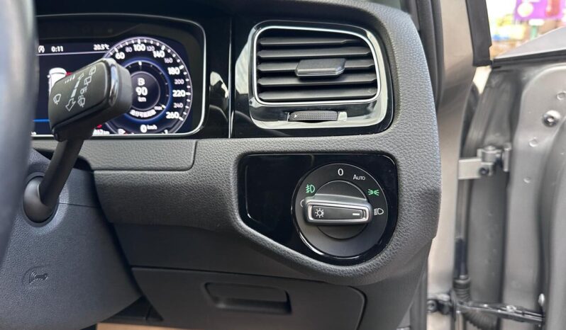 
								Volkswagen Golf full									