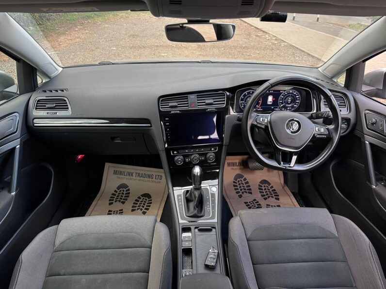 
								Volkswagen Golf full									