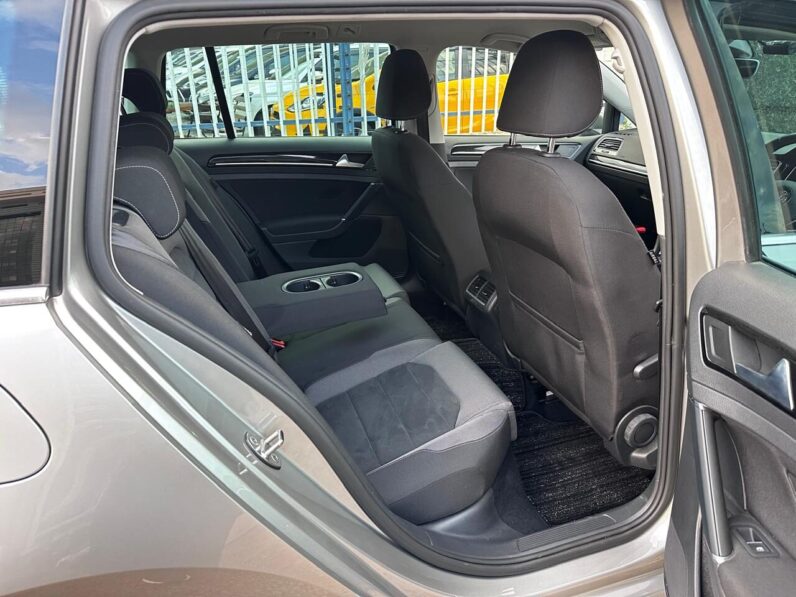 
								Volkswagen Golf full									