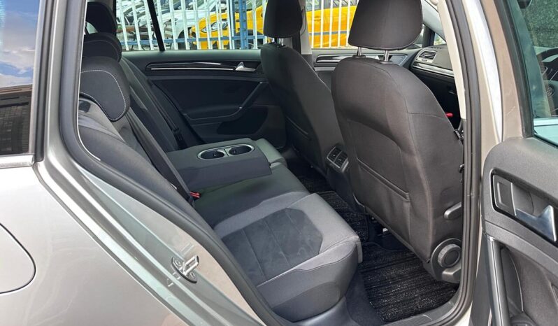 
								Volkswagen Golf full									