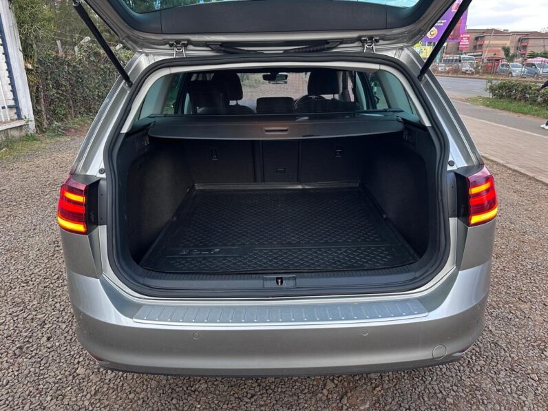 
								Volkswagen Golf full									