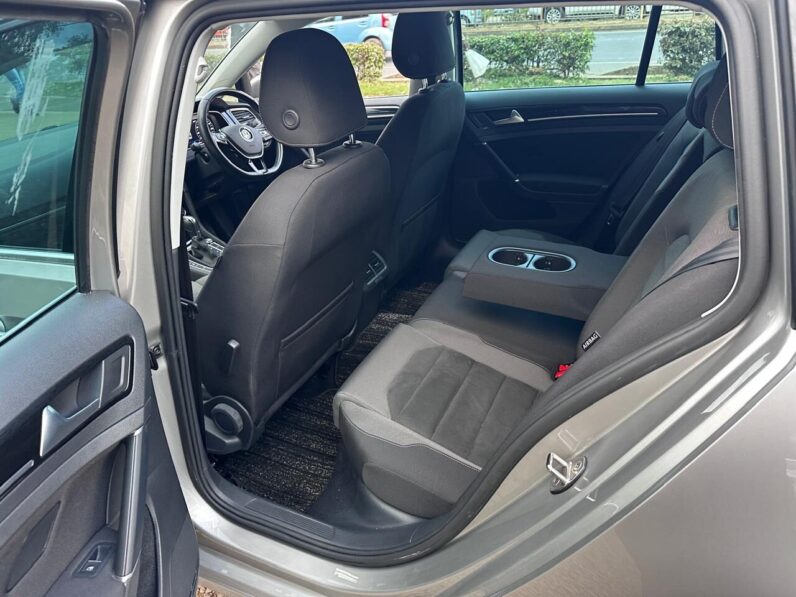 
								Volkswagen Golf full									