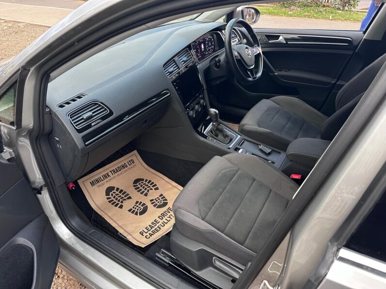 
								Volkswagen Golf full									