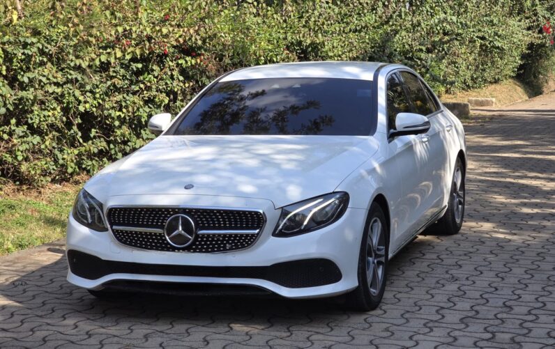 
								Mercedes Benz E200 full									