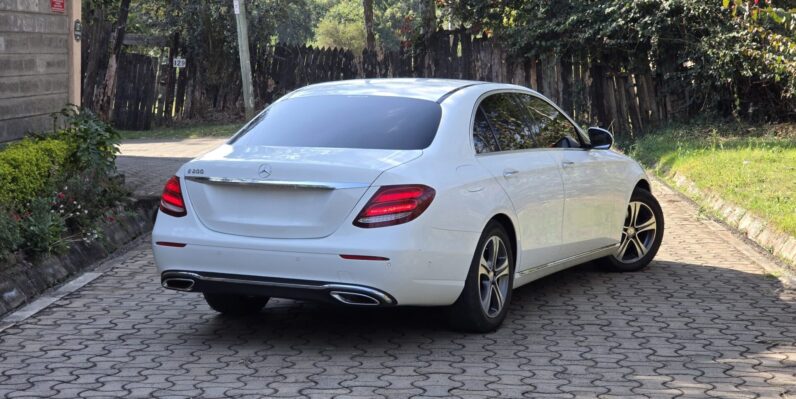 
								Mercedes Benz E200 full									